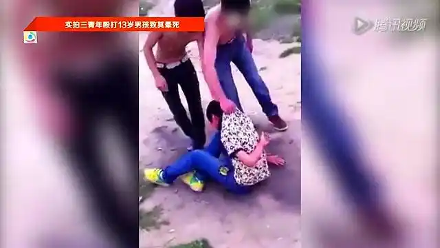 向其脸上撒尿5月25日,一段网络视频在微博中疯传:几名光膀子青年,长