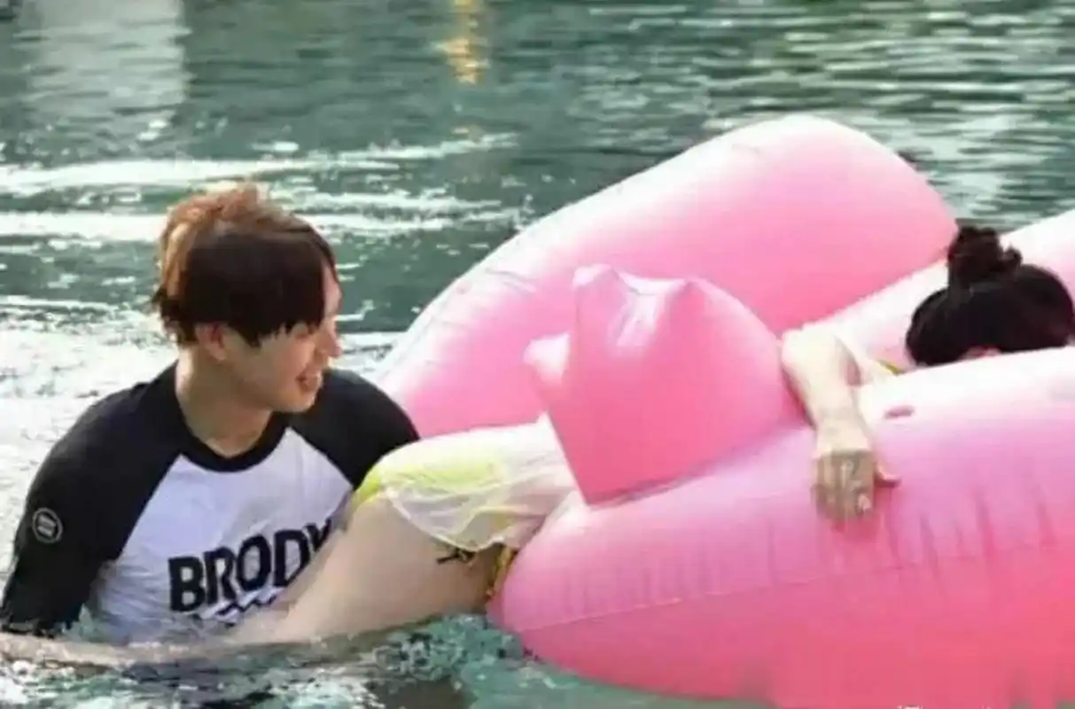 当时,李沁穿着一件薄薄的泳衣,魏大勋的眼睛直勾勾