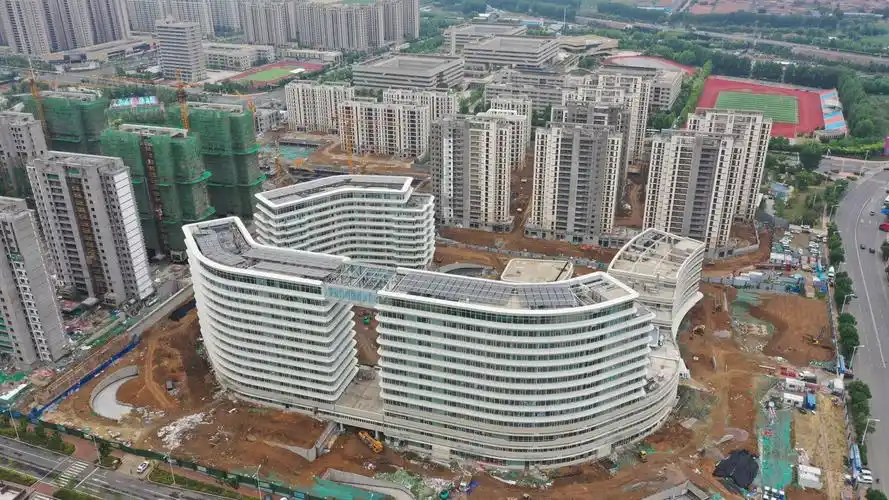 6月10日,记者来到即墨区第三人民医院综合体项目现场看到,医院的主体