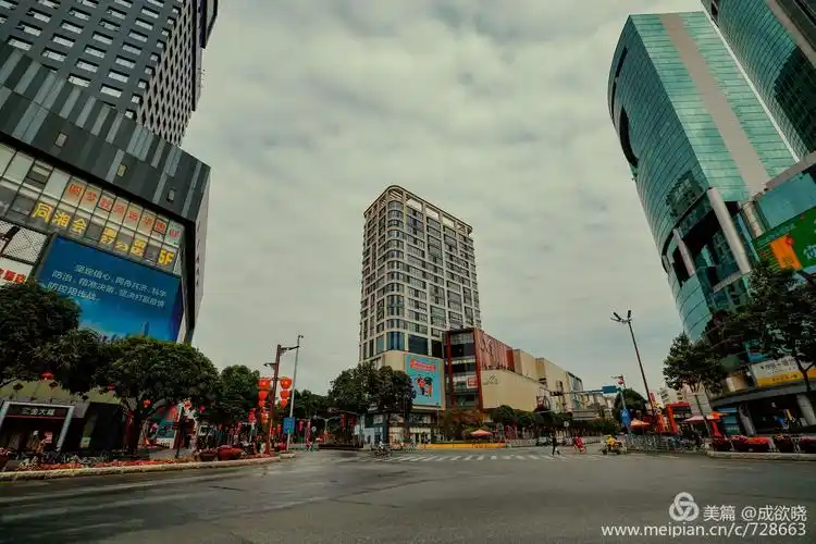 《疫情下的空城》2020年1月,湖北省武汉发生新型肺炎疫情,为应对疫情