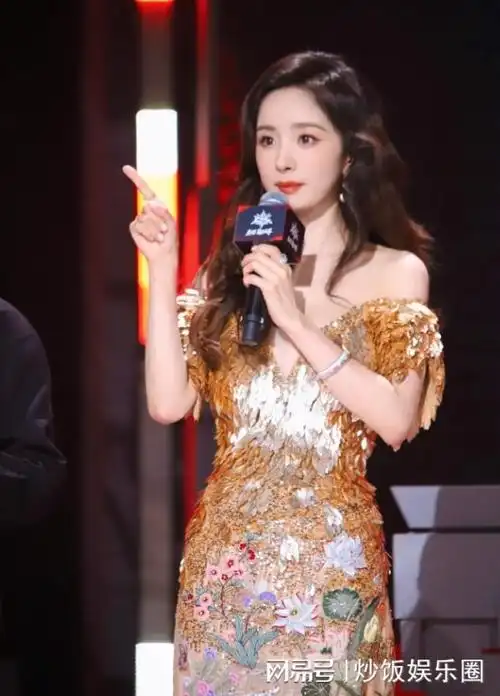 37岁杨幂盛装参加活动金色长裙尽显高雅气质劈叉长腿引爆眼球