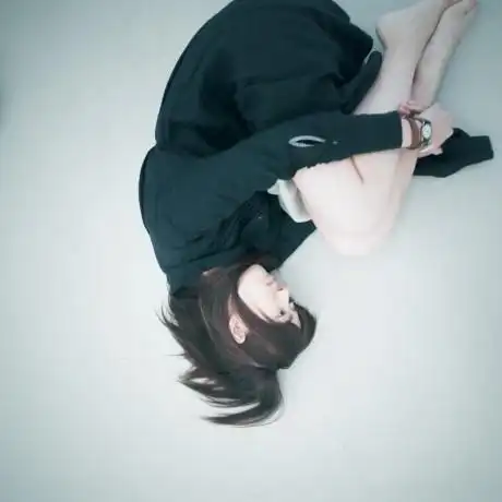 我蜷缩在属于自己的空间除了寂寞还是孤独