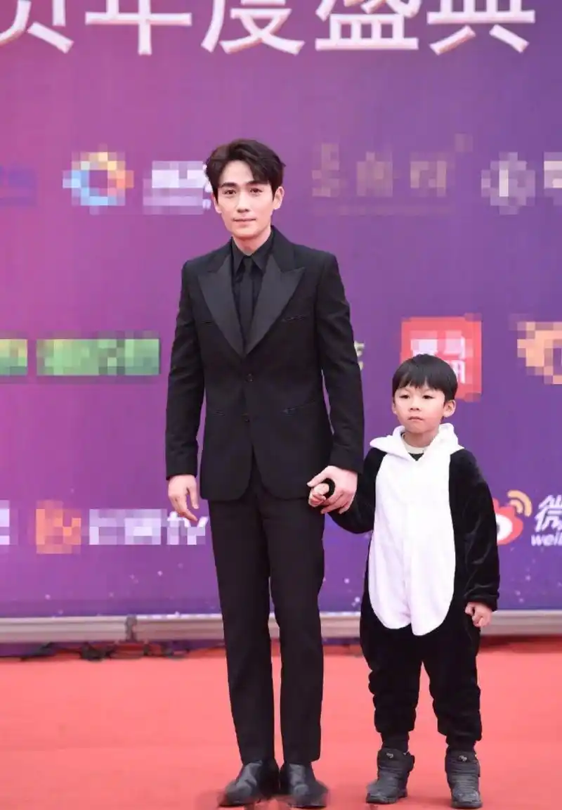 王凯朱一龙现身中国电视好演员颁奖红毯,来看看两位演员今天的状态