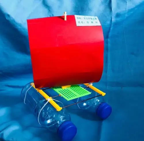 《帆船》制作材料:废旧塑料,矿泉水瓶,一次性筷子 ,彩纸.