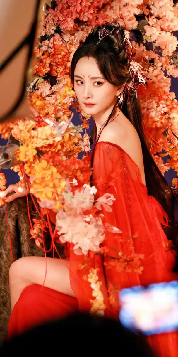 杨幂壁纸精选:红色优雅迷人