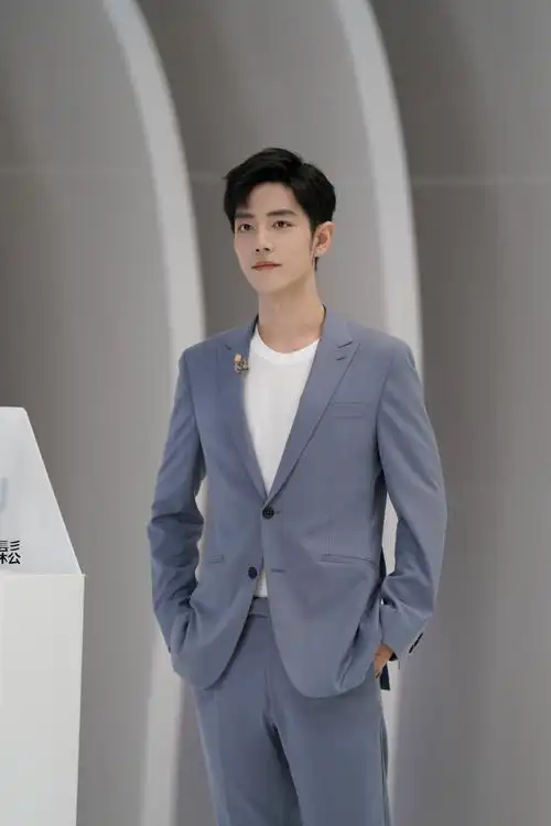 肖战身穿蓝灰色西装套装面露微笑绅士帅气