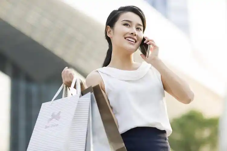 东方人,成年人,一个人,笑,打电话,微笑,露齿笑,横图,室外,白天,正面