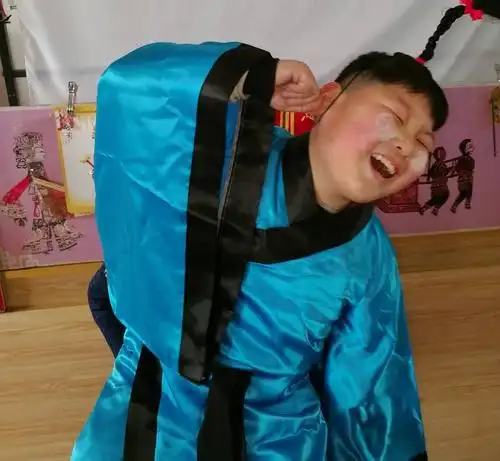 双簧游戏真好玩,三(4)班 张美琪双簧观众陶醉有眼福.