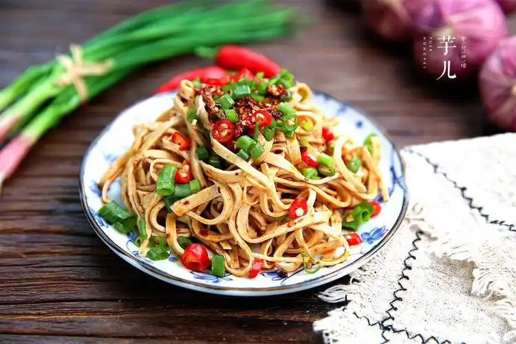 豆腐皮的做法很多,最简单经典的做法就是凉拌豆皮了.