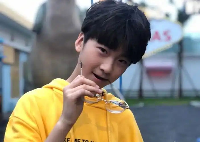 天天晒自己与妹妹近照11岁张悦轩帅气超张亮妹妹撞脸贝儿妹妹