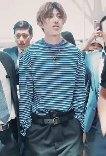 蔡徐坤现身机场,瘪嘴卖萌超可爱,网友:直起你的腰