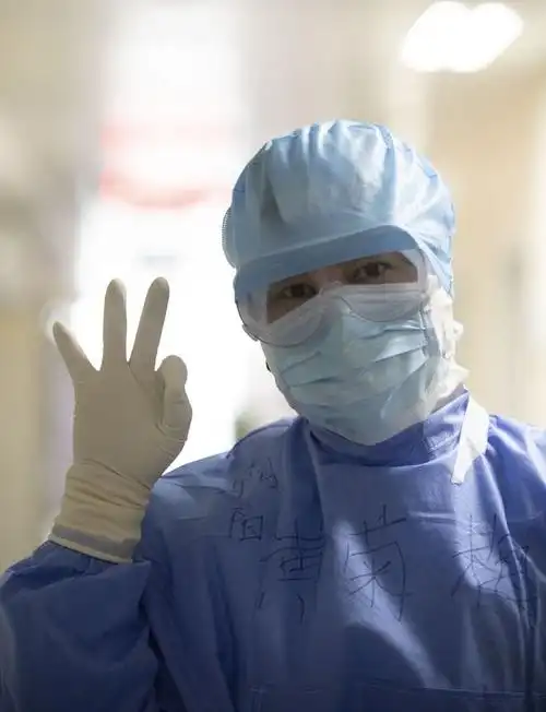 身着防护服的黄菊梅.摄影/新京报记者 陶冉