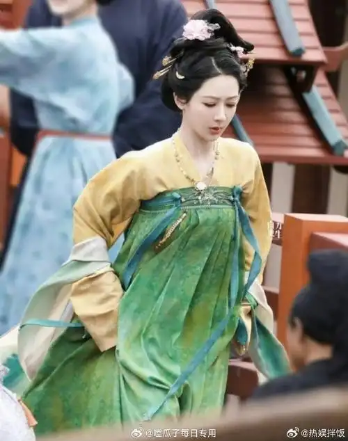 赵露思杨紫迪丽热巴唐装造型##女明星的唐装造型