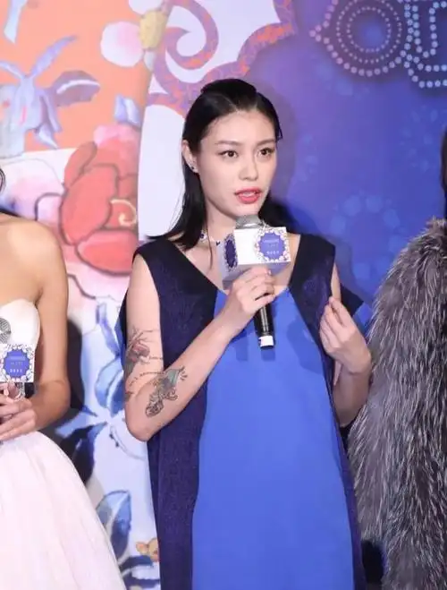 在没有结婚,给她任何承诺的情况下,她还给汪峰生了一个女儿.