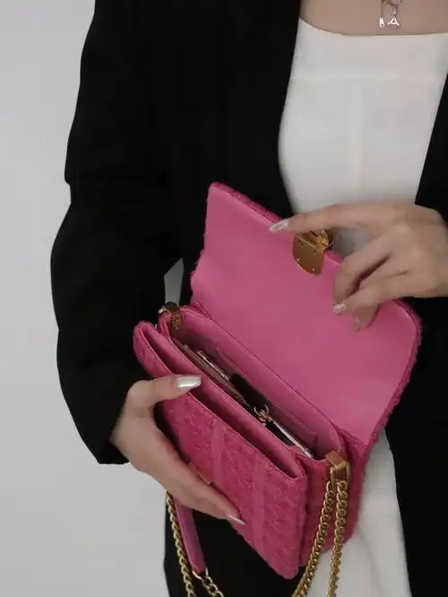 很少见的玫粉色包包颜色太正啦显白又高级比想象中好搭配!