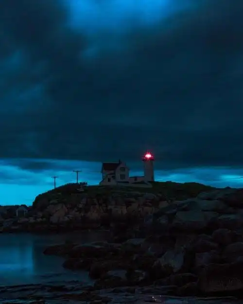 灯塔为一切黑暗中航行的人用微光把前路照明