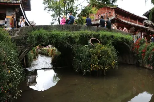 大石桥位于丽江古城四方街东面100米处,为古城众桥之首,由明朝木氏