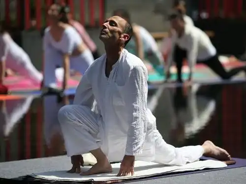 瑜伽大师ranni老师百人公益瑜伽晨练花絮