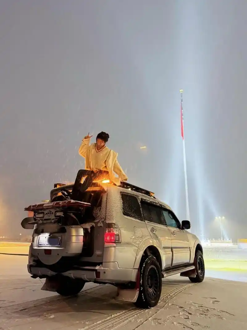 黑龙江开山猫的妹子,雪天在车顶上一坐,简直太帅了!