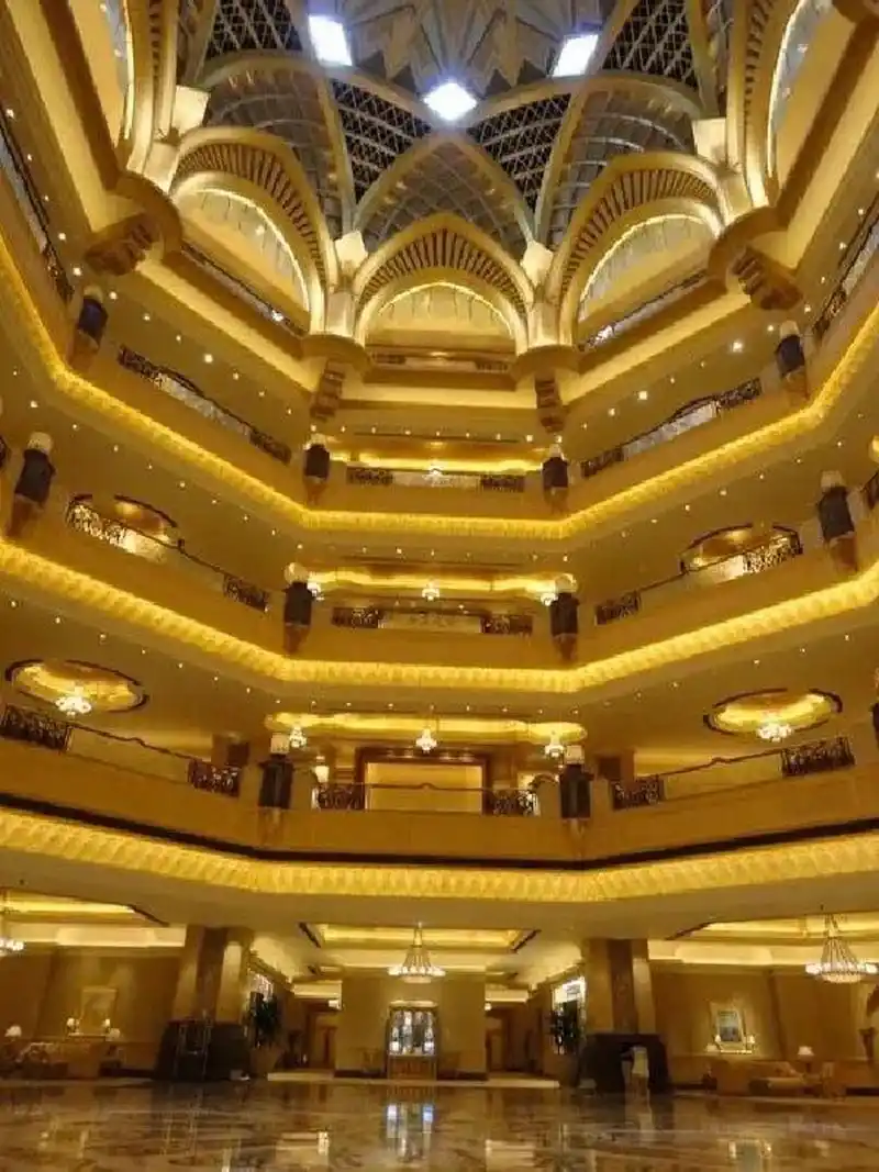 阿布扎比八星皇宫酒店 阿布扎比八星皇宫酒店是迄今为止世上唯一的八