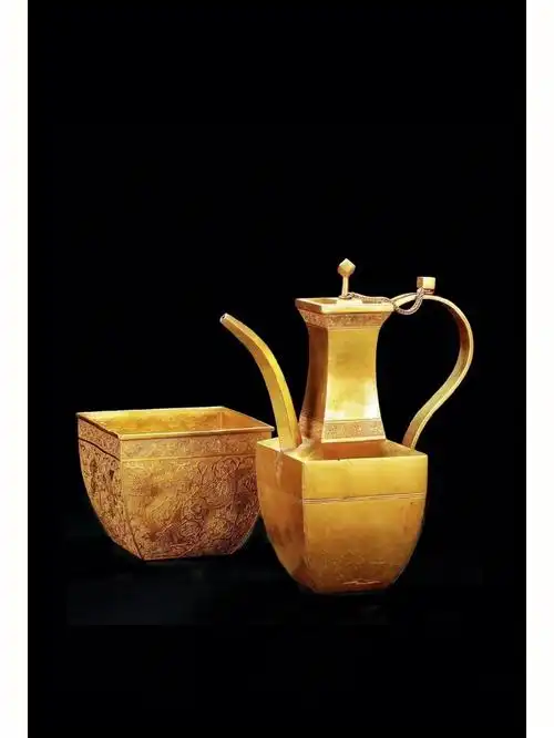 北宋  金錾胎双凤牡丹纹执壶连温碗古代的执壶即是酒壶,温碗则用于温