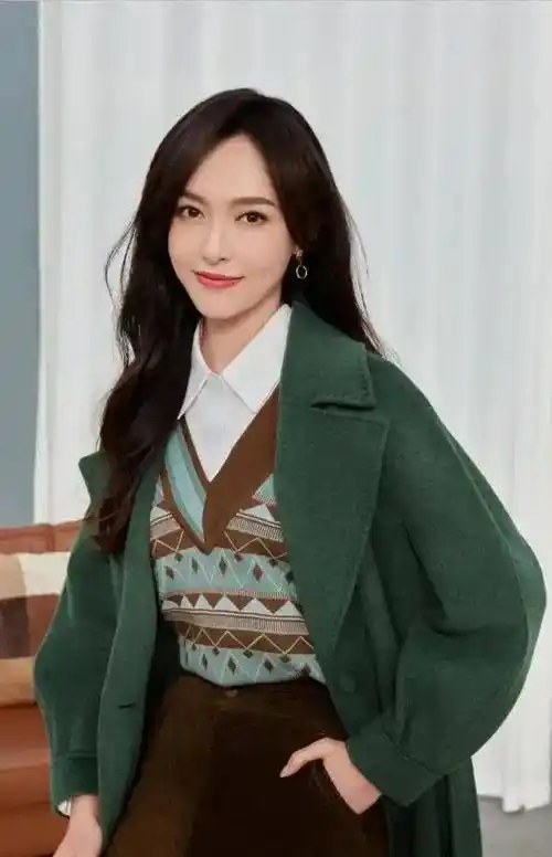 唐嫣近况如"整容",看她穿上开叉裙的效果,这腿真的惊为天人_御姐_裙子