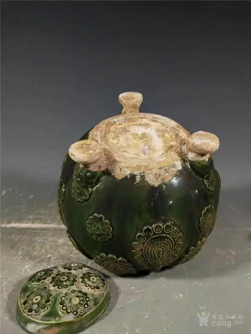 唐三彩绿釉刻花三足盖罐
