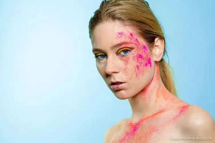 modelblondeblueeyeslookingatviewerbodypaint500pxmakeup壁纸图片