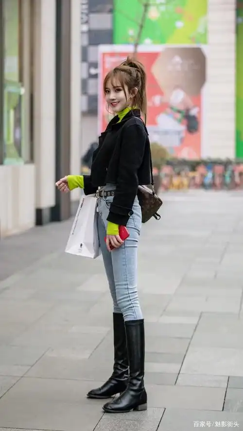 时髦的姑娘,紧身牛仔裤搭配高筒靴,展现好身材穿出精致感