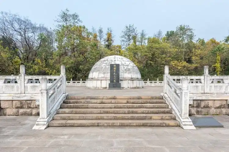 中国近代历史最具争议的人物,17岁中秀才,墓园在安庆