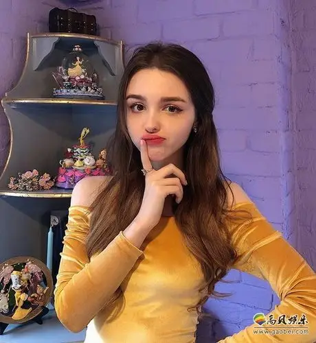 乌兹别克斯坦网红正妹:长相甜美,多才多艺,在youtube是一位翻唱达人