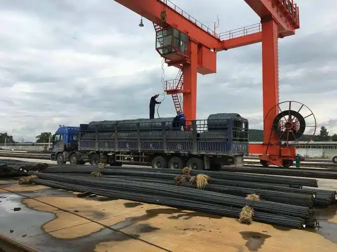 现场作业人员正在对到达钢材进行卸车作业