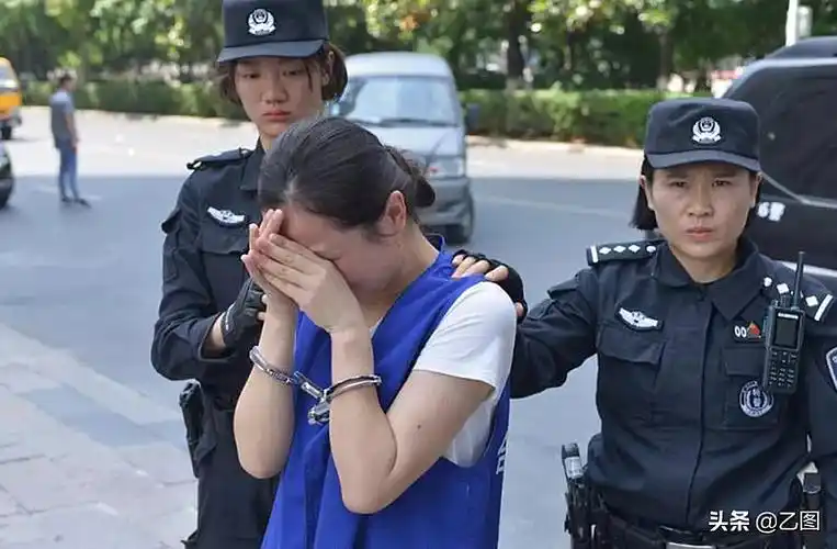 从外表看,身材瘦弱,戴着眼镜,还是一高校在读研究生,在指认犯罪现场和