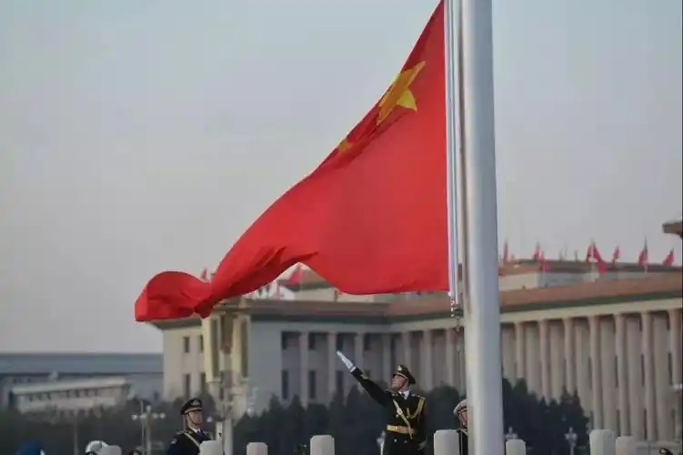 国旗护卫队齐步走!2020年第一次升旗仪式正式开始迎着清晨第一缕阳光