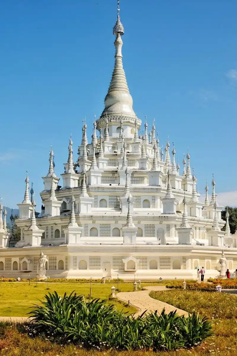 这样的照片真的很有意义!芒市勐焕大银塔期待