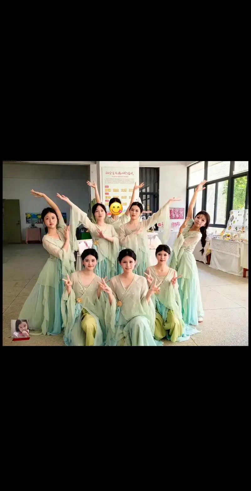 云想衣裳花想容,春风拂槛露华浓#舞蹈演出 #古典舞 #集体照 - 抖音