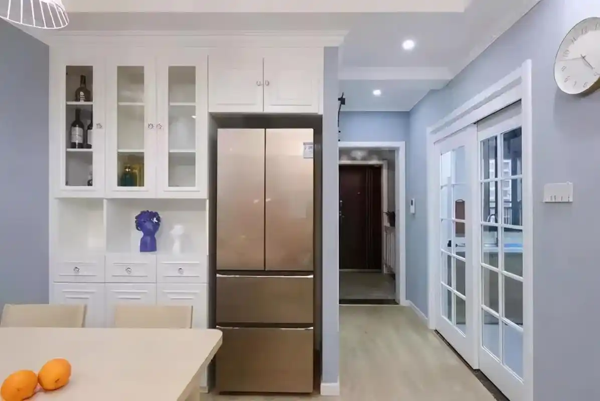 比较偏爱彩色冰箱,其实只要搭配白色系餐边柜,都能达到和谐惊艳的效果