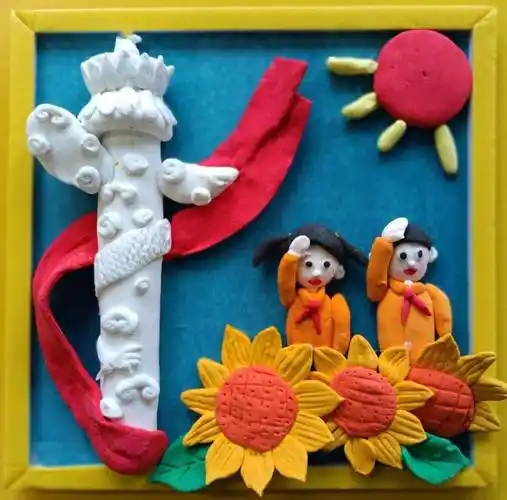 《红色润童心》顾雨格 9岁指导教师 顾奇工艺-粘土浮雕画《红色童心》