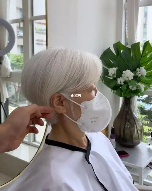 质感短发自然的奶奶灰发色剪出高级感