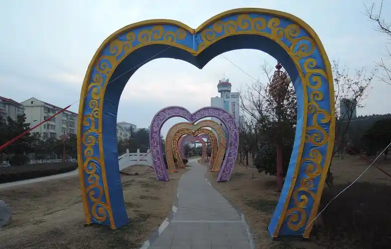 白天没亮灯的灯展用的各种各样拱门