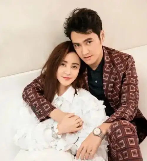 张歆艺送袁弘结婚纪念日礼物