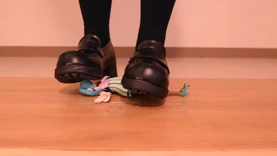 原创宅男得罪女朋友蕾姆亚丝娜呆毛王和初音等手办被踩