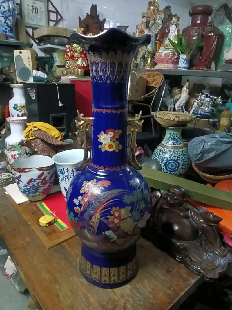 家人们晚上好!七八十年代景德镇蓝釉葵花口花瓶,高90厘米,口 - 抖音