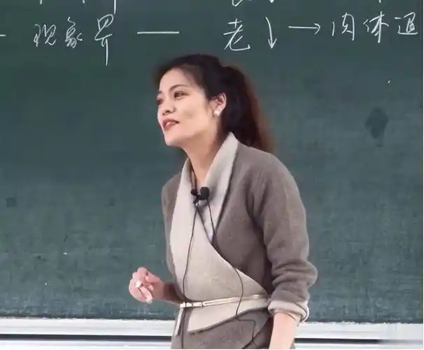 原创复旦女神陈果从万人敬仰到跌下神坛仅因读错2个字