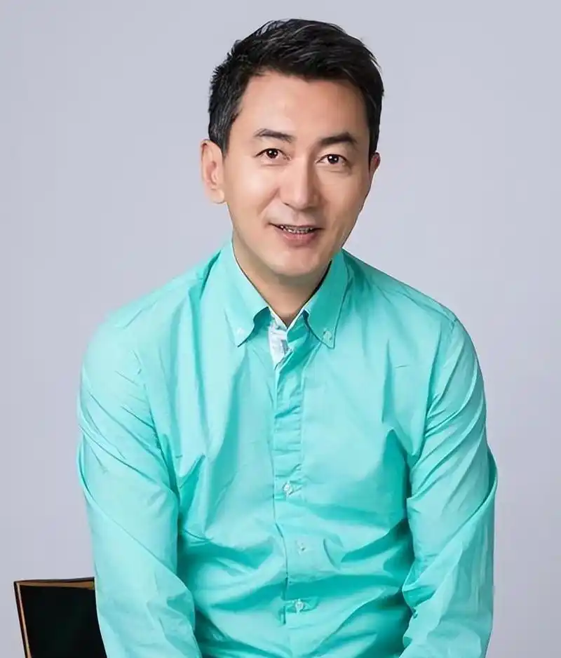 央视女主播郑天亮:事业与家庭的平衡艺术 郑天亮,央视知名女主播,以