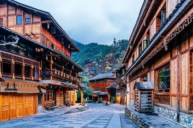 千余座吊脚楼依山而建,层层叠叠相连成片,形成西江美轮美奂的苗家建筑