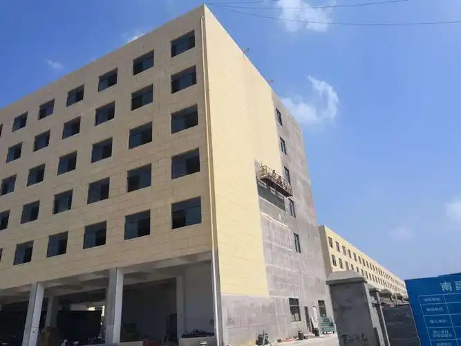 2.金坤实业1#厂房外墙真石漆施工.(总人数:外墙漆工人12人).