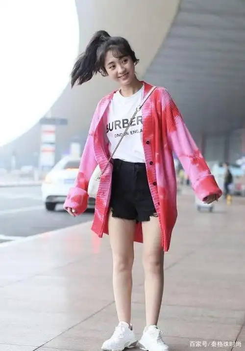 "国民初恋"邢菲厉害了,在开衫上撒"辣椒酱",居然不丑