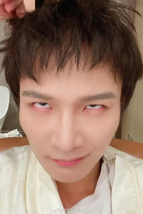 周深老师上线发布近期创作的自拍照,在他的自拍照中我们能感受到周深