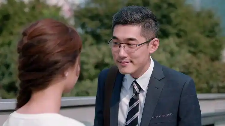 欢乐颂:邱莹莹本来还生白主管的气呢,结果被一包甜甜圈收买了